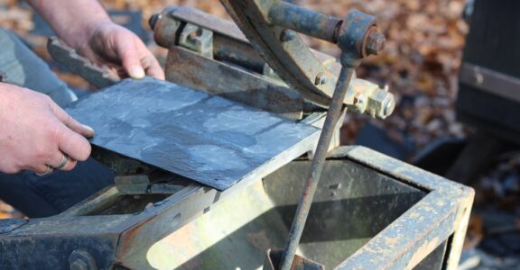 Démonstration-de-taille-dardoise_La-Mine-bleue_©La-Mine-bleue_web